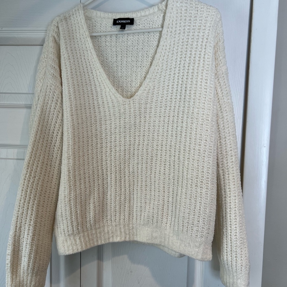 Express Women's Cream V-Neck Sweater